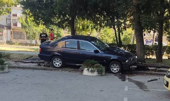 Policija IDENTIFIKOVALA vozača BMW-a: Sleteo sa puta, oborio drvo, zakucao se u klupu i pobegao (FOTO)