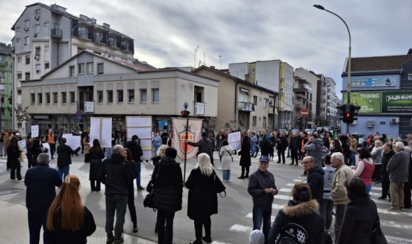 Kragujevčani treći dan zaredom na 15 minuta blokirali raskrsnicu kod “Uzora” i odali poštu žrtvama novosadske tragedije (FOTO)