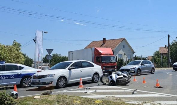 Sudar motora i automobila, povređen motociklista