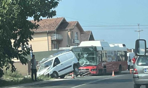 Saobraćajka u Korićanima, sudarili se autobus i kombi