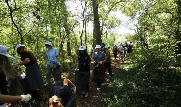 Ekološkom akcijom u Šumaricama i u Kragujevcu obeležen Svetski dan čišćenja (FOTO)