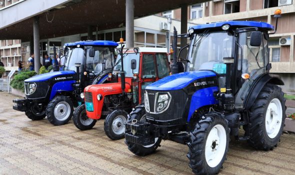 Novi traktori za 46 poljoprivrednika