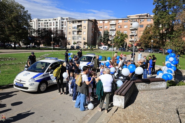 Druženje mališana sa kragujevačkom policijom u okviru obeležavanja Dečje nedelje (FOTO)