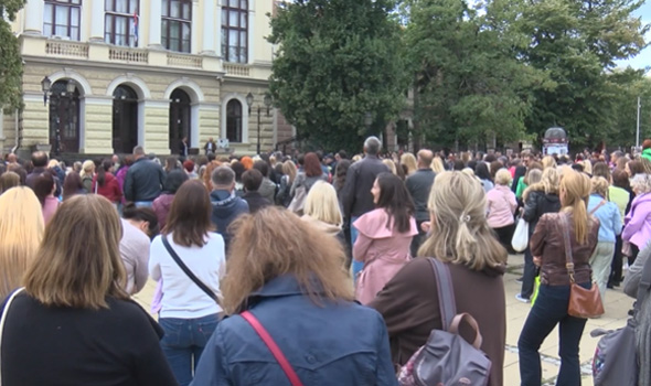 ŠTRAJK u gotovo 30 kragujevačkih škola: Održan PROTEST na Đačkom trgu