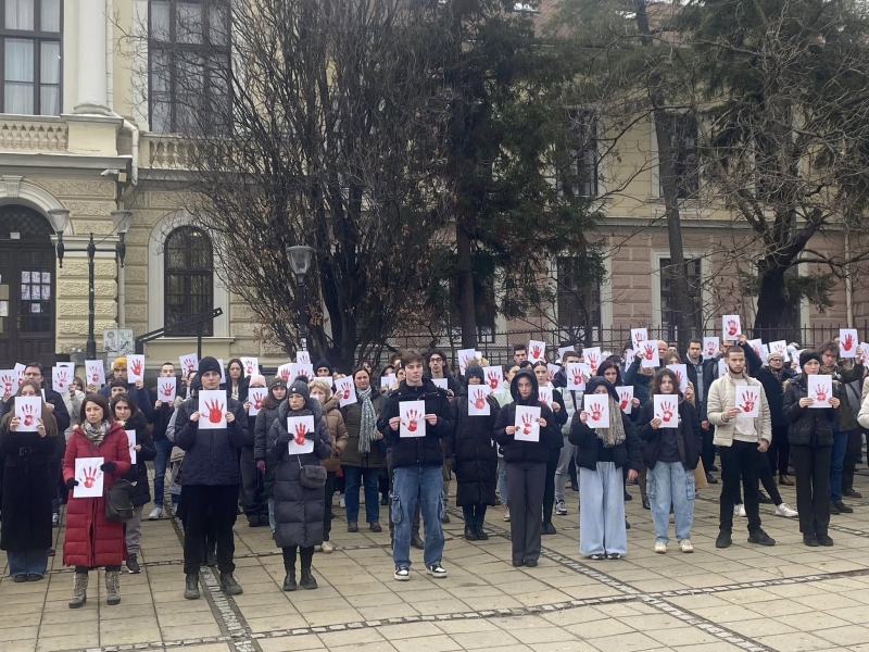 Učenici i profesori jedni uz druge: 15 minuta tišine ispred Prve kragujevačke gimnazije