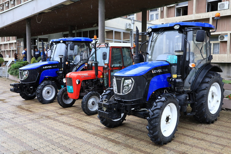 Novi traktori za 46 poljoprivrednika