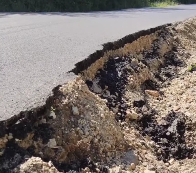 "Za glas, za vlast": Ulica se raspada samo par meseci nakon asfaltiranja (VIDEO)